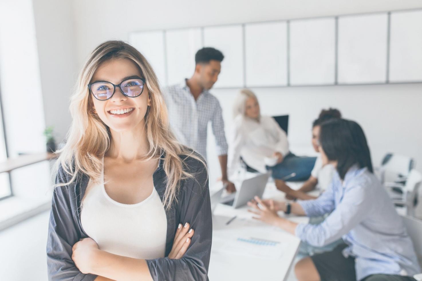 Salle de formation avec équipement informatique moderne