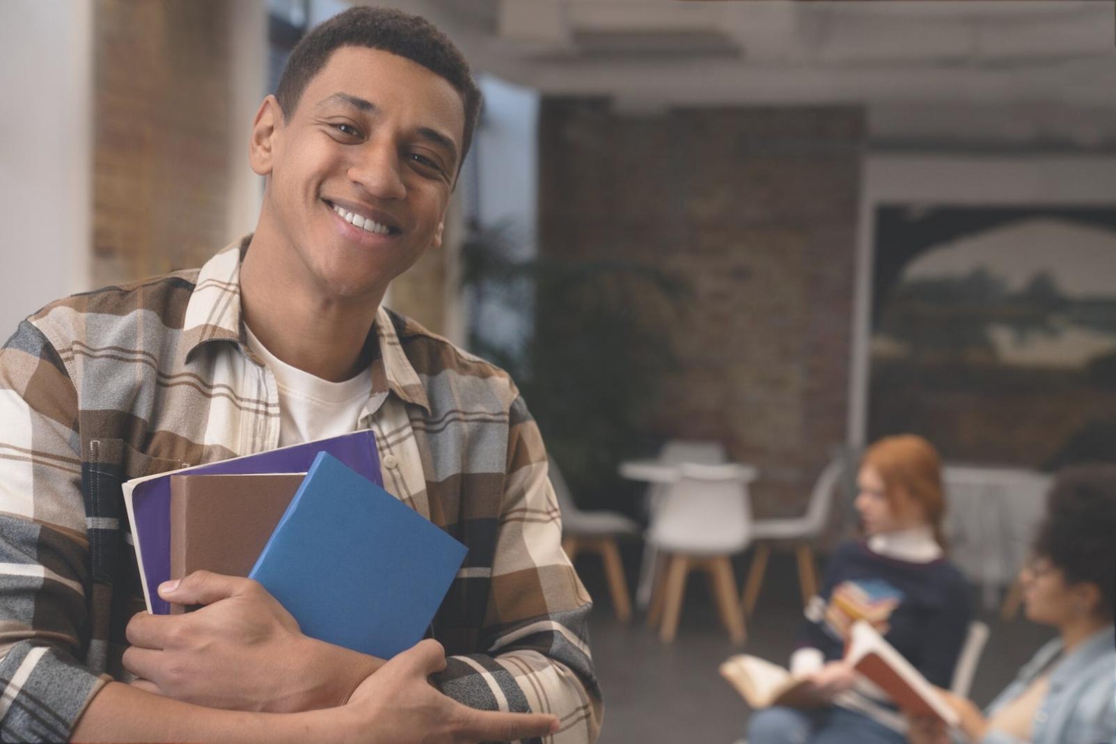 Salle de formation moderne avec équipements informatiques